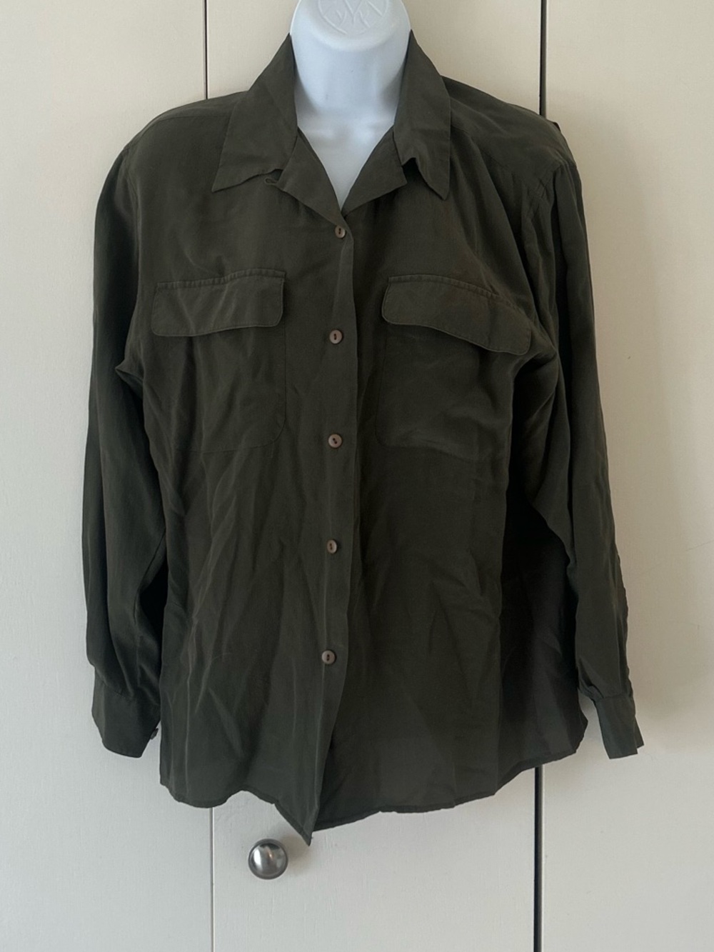 Jennifer L. Silk button front collared shirt  pockets S